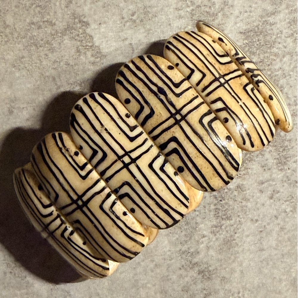 Vintage Carved Bovine Bone Panel Stretch Bracelet Black White Geometric Tribal - Picture 1 of 5